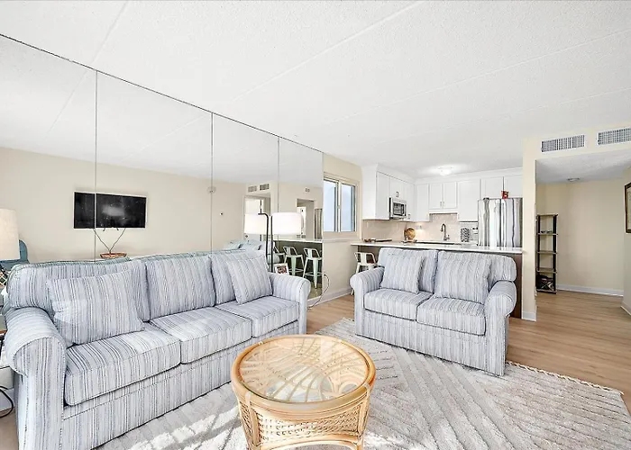 Amazing Views From 2 Bedroom & Outdoor Pool!