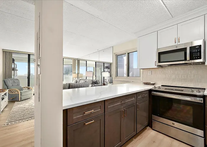 Amazing Views From 2 Bedroom With Outdoor Pool! *