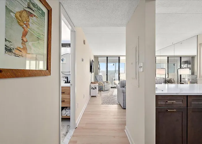 Amazing Views From 2 Bedroom With Outdoor Pool!