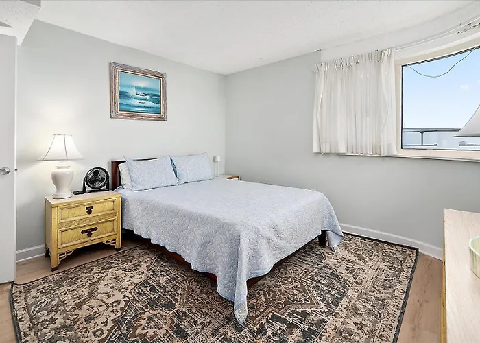 Amazing Views From 2 Bedroom With Outdoor Pool! *