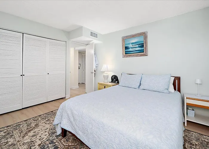 Amazing Views From 2 Bedroom With Outdoor Pool! *
