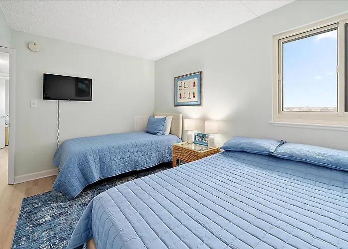 Amazing Views From 2 Bedroom With Outdoor Pool! *