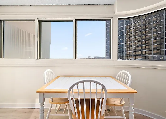Amazing Views From 2 Bedroom & Outdoor Pool! Hébergement de vacances